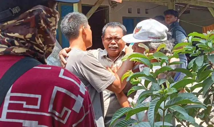 Karsad (59) orang tua dari terduga pelaku dan korban mengaku syok saat mengetahui tindakan keji yang dilakukan FI (35) kepada adik kandungnya DE (25).