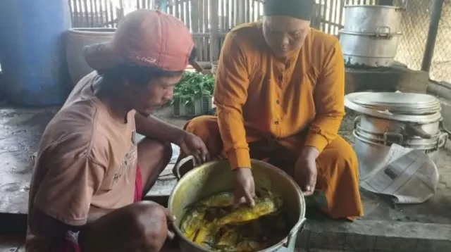Sentra UMKM pengolahan ikan pindang atau ikan cue di Desa Jayalaksana, Kecamatan Cabangbungin, Kabupaten Bekasi menjadi penopang perekonomian warga.