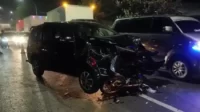Kecelakaan beruntun yang melibatkan dua kendaraan minibus dan satu unit motor terjadi ruas Jalan Urip Sumoharjo, Kecamatan CIkarang Timur, Kabupaten Bekasi.