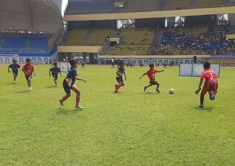 Pertandingan perdana Liga SSB Tahun 2023 di Stadion Wibawa Mukti, Cikarang Timur, Kabupaten Bekasi, pada Minggu, (01/10).