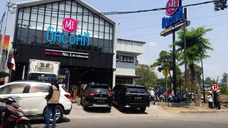 Setelah sukses menarik pelanggannya di Jl MH Thamrin Lippo Cikarang, kini Mie Gacoan membuka kedai baru di Jalan Cilemahabang, Desa Jayamukti, Kecamatan Cikarang Pusat.