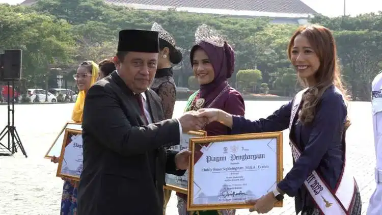 Sekda Kabupaten Bekasi, Dedy Supriyadi menyerahkan penghargaan kepada pemuda pemudi Kabupaten Bekasi yang meraih prestasi tingkat Jawa Barat dan nasional, usai memimpin Upacara Hari Sumpah Pemuda ke-95 di Plaza Pemkab Bekasi, Cikarang Pusat, pada Sabtu (28/10).