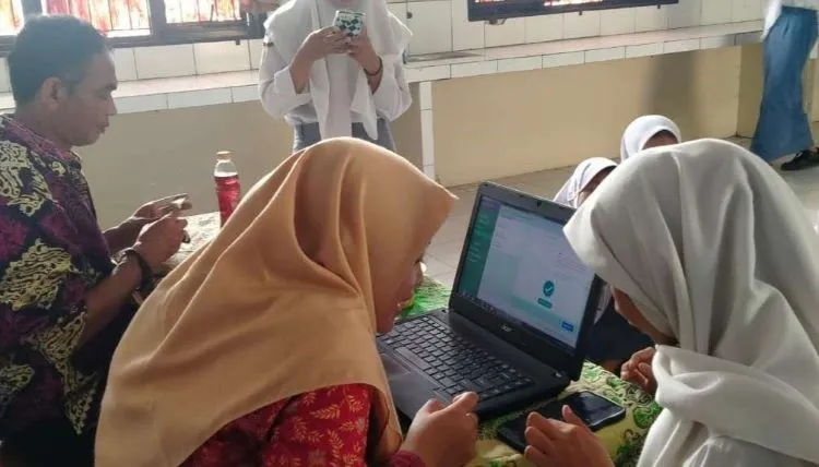 Sedikitnya 56 siswa SMAN 1 Tambelang yang memasuki usia dewasa direkam data kependudukannya untuk pembuatan KTP elektronik melalui program jemput bola ke sekolah-sekolah.