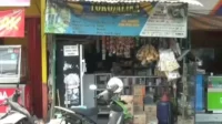 Aksi pencurian uang hasil penjualan di sebuah toko klontong di Jalan Raya Bahagia, Kecamatan Babelan, Kabupaten Bekasi terekam kamera CCTV