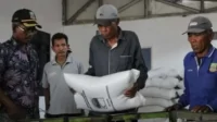 Bantuan beras cadangan dari Pemerintah Kabupaten Bekasi ini diharapkan dapat membantu masyarakat di saat harga beras tengah melejit dampak musim kemarau seperti saat ini.