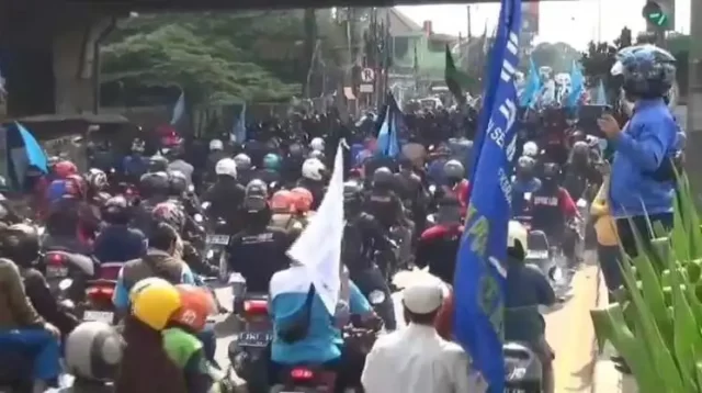 Jalur utama pantura sempat disesaki buruh asal Kota dan Kabupaten Bekasi yang melakukan konvoi ke Gedung Sate, Kota Bandung, Rabu (29/11).