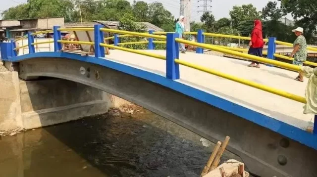 Pemerintah Kabupaten Bekasi merevitalisasi jembatan Kali Sadang yang berada di Pasar Rengas, Kelurahan Wanasari, Kecamatan Cibitung
