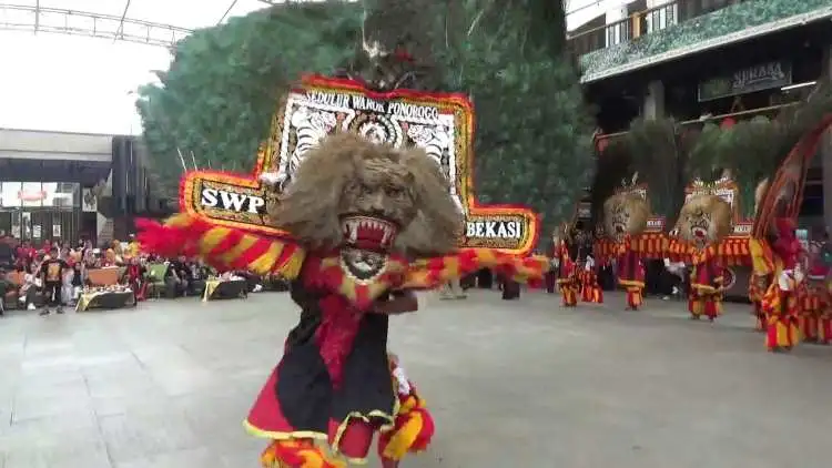 Atraksi Reog Ponorogo pada acara pagelaran seni dan budaya sekaligus puncak hari jadi Sedulur Warok Ponorogo Kabupaten Bekasi yang ke dua di Distrik 1 Meikarta, Minggu (26/11).