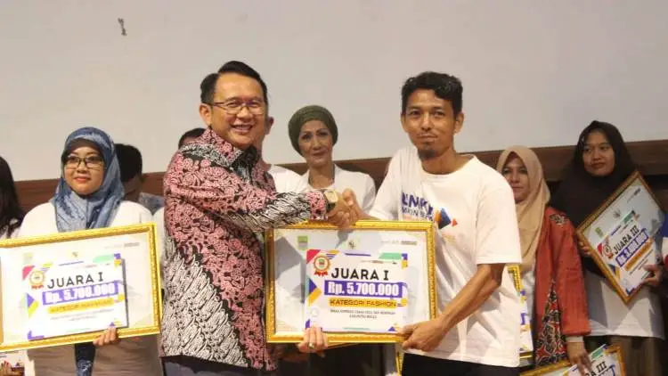 Pemerintah Kabupaten Bekasi terus berkomitmen mendukung usaha mikro kecil menengah (UMKM) di wilayahnya agar semakin tangguh dan naik kelas.