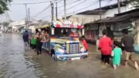 Jalan Raya Pisangan Desa Satria Jaya, Kecamatan Tambun Utara, Kabupaten Bekasi terendam banjir setinggi 40 – 50 cm, Minggu (05/11) pagi.