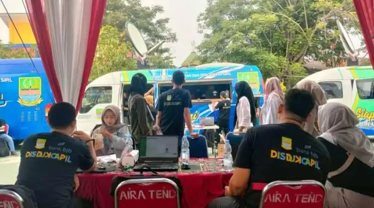 Stand pelayanan administrasi kependudukan di kegiatan Berkolaborasi Terus Melayani (Botram) di Kecamatan Sukatani, Sabtu (04/11).