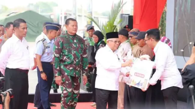 Pj Bupati Bekasi Dani Ramdan mendampingi kunjungan Wakil Presiden RI, Ma'ruf Amin dalam acara Kick Off Gerakan Nasional Ketahanan Pangan tahun 2023 yang dipusatkan di Taman Pancasila, Desa Wanajaya Kecamatan Cibitung, Kabupaten Bekasi pada Rabu (01/11).