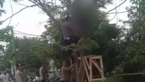 Anggota Unit Reserse Kriminal Polsek Serang Baru saat melakukan olah TKP dan mengidentifikasi jasad korban, Senin (27/11) pagi.