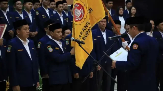 Penjabat Bupati Bekasi Dani Ramdan saat melantik pengurus Karang Taruna Kabupaten Bekasi masa bakti 2023-2028 di Gedung Swantatra Wibawa Mukti, Komplek Pemda Bekasi, Cikarang Pusat, Rabu (15/11). 