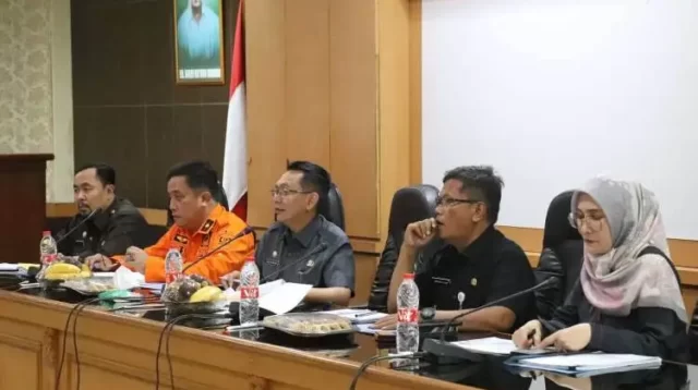 Pj Bupati Dani Ramdan didampingi Sekretaris Daerah Dedy Supriyadi, beserta Asisten Daerah, memimpin Rapat Pimpinan evaluasi anggaran dan pelaksanaan kegiatan pembangunan Pemkab Bekasi, di ruang KH. R Ma'mun Nawawi, Kompleks Pemkab Cikarang Pusat, pada Selasa, (21/11).