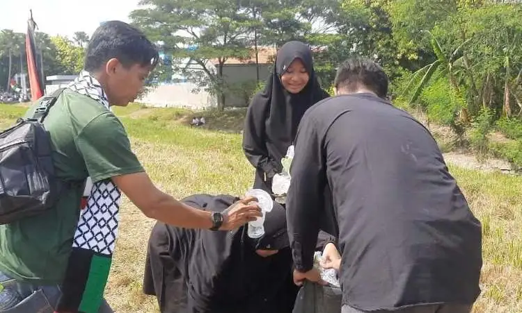 Setelah rangkaian acara Aksi Bela Palestina di Cikarang, Kabupaten Bekasi rampung massa pun berangsur pergi sambil memungut sampah di lokasi.