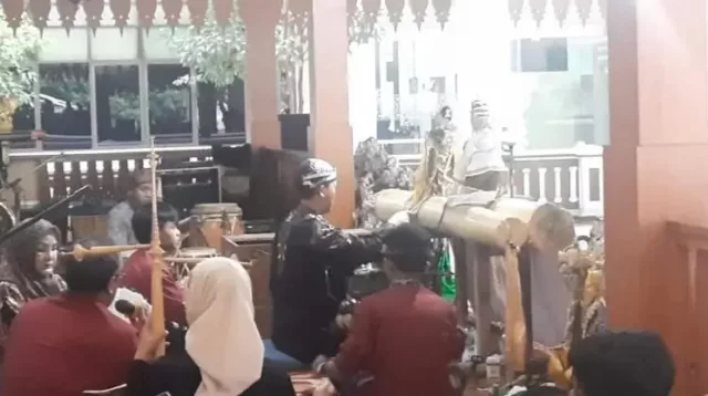 Penampilan salah seorang dalang saat mengikuti Binojakrama Padalangan (Kompetisi Dalang) tingkat Kabupaten Bekasi, Selasa (21/11).