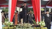 Pj Bupati Dani Ramdan saat memimpin upacara Hari Pahlawan ke-78 Tahun 2023 di lingkungan Pemkab Bekasi, Jum’at (10/11).