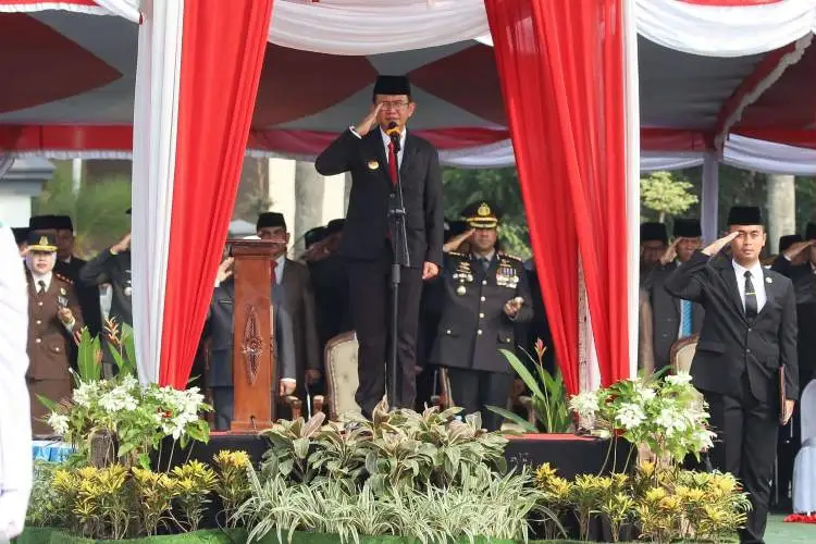 Pj Bupati Dani Ramdan saat memimpin upacara Hari Pahlawan ke-78 Tahun 2023 di lingkungan Pemkab Bekasi, Jum’at (10/11).
