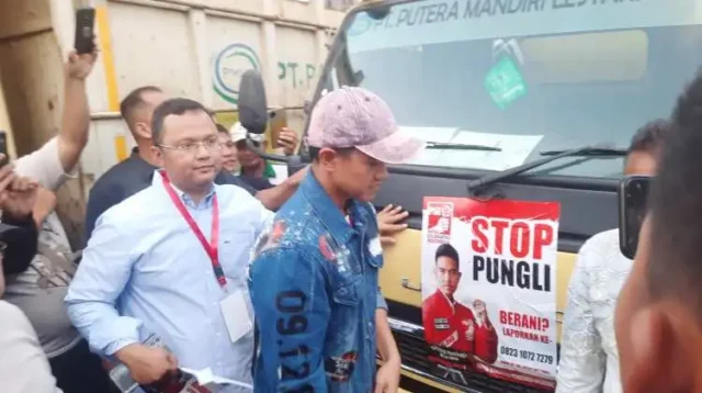 Selain menghadiri deklarasi gerakan nasional ‘stop pungli’ oleh supir truk di Cikarang, Kabupaten Bekasi, Kaesang Pangarep juga menyerahkan ponsel dan nomor telepon layanan aduan pungli serta secara simbolis memasang stiker "Stop Pungli" di mobil truk.