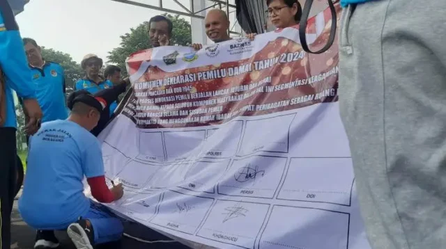 Komitmen Deklarasi Pemilu Damai Tahun 2024: Sejumlah tokoh lintas agama di Kabupaten Bekasi sepakat menolak penggunaan tempat ibadah untuk kegiatan politik praktis.