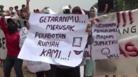 Sejumlah warga di Kampung Burangkeng, Desa Ciledug, Kecamatan Setu menuntut kompensasi dan memboikot pekerjaan proyek pembangunan Tol Jakarta – Cikampek (Japek) II sis selatan, Sabtu (30/12) siang.