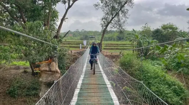 Jembatan gantung Sasak Manggala, melintasi Kali Cikarang dan menghubungkan Desa Jayasampurna, Kecamatan Serang Baru dengan Desa Kertarahayu, Kecamatan Setu | Foto: Indri Avianti
