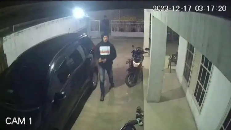 Aksi kawanan pencuri sepeda motor di Cikarang Utara terekam CCTV. Pelaku memanfaatkan lingkungan yang sepi untuk melancarkan aksinya.