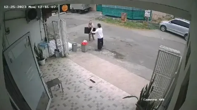 screenshoot rekaman CCTV aksi heroik yang dilakukan oleh dua wanita di Cikarang Pusat, Kabupaten Bekasi saat menggagalkan aksi pencurian rumah kosong.