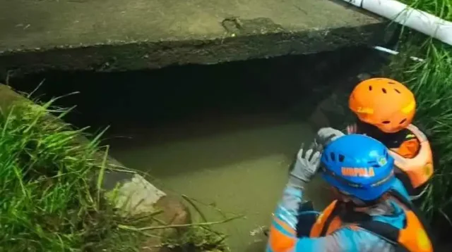 Tim SAR Gabungan dikerahkan untuk melakukan pencarian terhadap 2 orang anak laki-laki yang hilang terseret banjir luapan selokan di Perumahan Taman Sentosa, Desa Pasirsari, Kecamatan Cikarang Selatan, Jum'at (08/12) sore | Foto: Basarnas Jakarta.