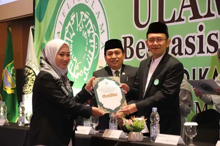 Program Pendidikan Kader Ulama (PKU) yang diselenggarakan oleh Majelis Ulama Indonesia (MUI) Kabupaten Bekasi berhasil mencetak 39 Ulama Ahli Tafsir Berbasis Informasi Teknologi (IT) pada wisuda perdana tahun 2023.