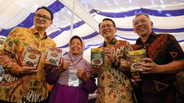 Wakil Menteri Perdagangan (Wamendag) Republik Indonesia, Jerry Sambuaga, didampingi Pj Bupati Dani Ramdan meresmikan Factory Outlets Cikarang Trade Center di i Aula Gedung President University Convention Center Jababeka, Jum'at (26/01