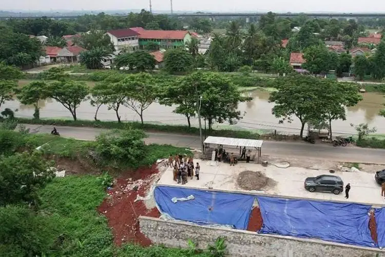 Pemkab Bekasi akan melanjutkan pelebaran ruas Jalan Inspeksi Kalimalang di 2024. Pembangunan akan dipusatkan salah satunya di wilayah Desa Pasirtanjung, Kecamatan Cikarang Pusat menuju perbatasan Karawang | Foto: Rendra Prokopim
