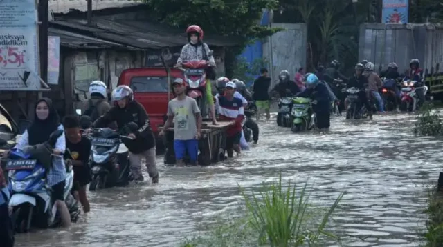 BPBD Jawa Barat mencatat sedikitnya tiga daerah di wilayah utara terkena bencana. Karawang dan Bekasi terendam banjir dan sejumlah titik di Purwakarta longsor.