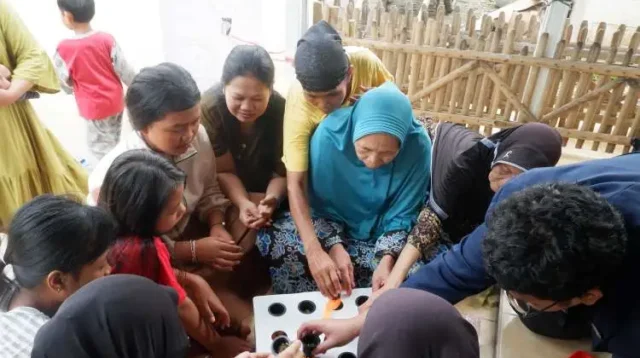 Puluhan warga yang didominasi emak-emak di Kampung Cibeber, Desa Simpangan, Kecamatan Cikarang Utara, Kabupaten Bekasi mengikuti kegiatan budidaya tanaman hidroponik yang diselenggarakan oleh Senat Mahasiswa President University.