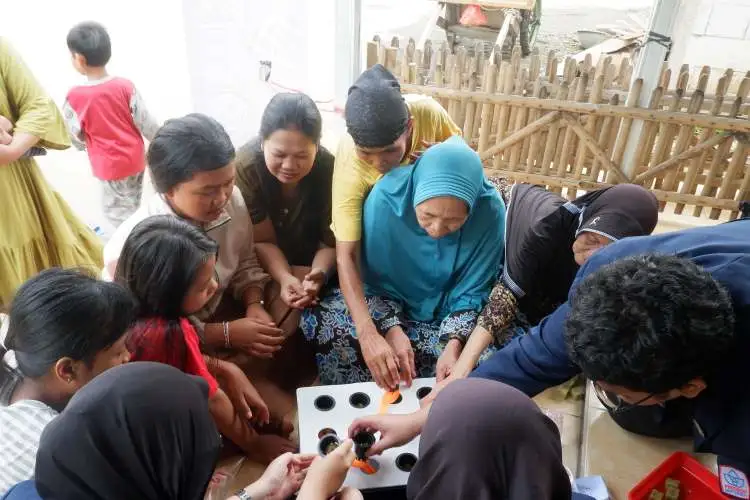 Puluhan warga yang didominasi emak-emak di Kampung Cibeber, Desa Simpangan, Kecamatan Cikarang Utara, Kabupaten Bekasi mengikuti kegiatan budidaya tanaman hidroponik yang diselenggarakan oleh Senat Mahasiswa President University.