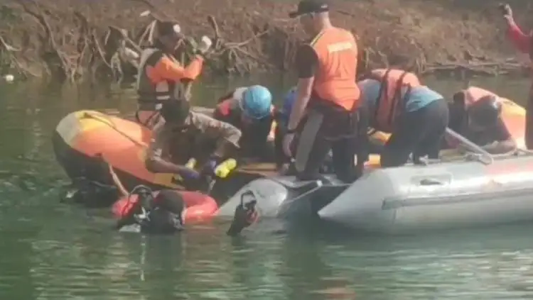 ZRP (14) remaja yang hilang tenggelam di Danau Metland Cibitung, Kabupaten Bekasi, ditemukan dalam kondisi meninggal dunia.