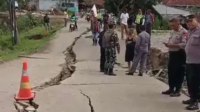 Akibat tingginya curah hujan di wilayah Kabupaten Bekasi beberapa hari terakhir ini, mengakibatkan jalan di Kecamatan Bojongmangu amblas.