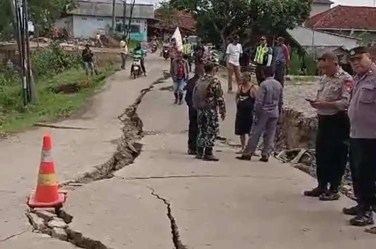 Akibat tingginya curah hujan di wilayah Kabupaten Bekasi beberapa hari terakhir ini, mengakibatkan jalan di Kecamatan Bojongmangu amblas.