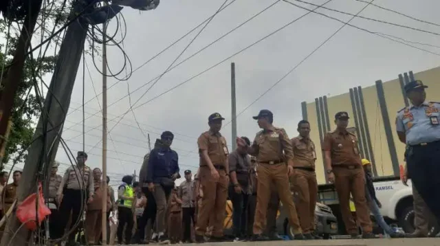 Pelabaran Jalan Inspeksi Kalimalang ruas Tegal Danas – Karawang telah rampung. Namun pemanfataan ruas jalan ini masih terkendala utilitas kabel PLN dan jaringan telfon atau internet.