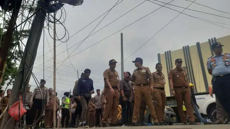 Pelabaran Jalan Inspeksi Kalimalang ruas Tegal Danas – Karawang telah rampung. Namun pemanfataan ruas jalan ini masih terkendala utilitas kabel PLN dan jaringan telfon atau internet.