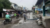 Jalan Raya Kedung Gede di Desa Kedungwaringin, Kecamatan Kedungwaringin rusak parah dan kerap berubah menjadi kubangan saat musim hujan.