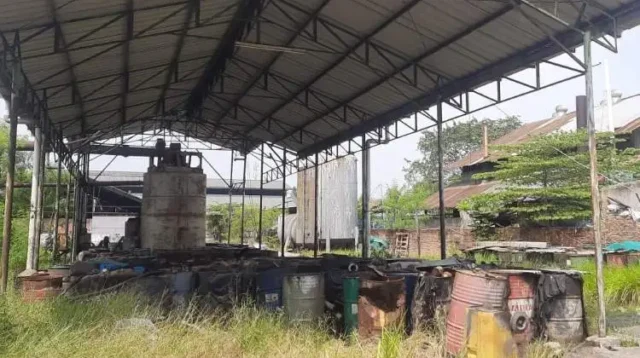 Perusahaan pembuang limbah bahan berbahaya dan beracun (B3) di Desa Pasirsari, Kecamatan Cikarang Selatan, Kabupaten Bekasi, yakni PT NTS didenda sebesar Rp200 juta lantaran beroperasi tanpa izin dan terbukti mencemari lingkungan.