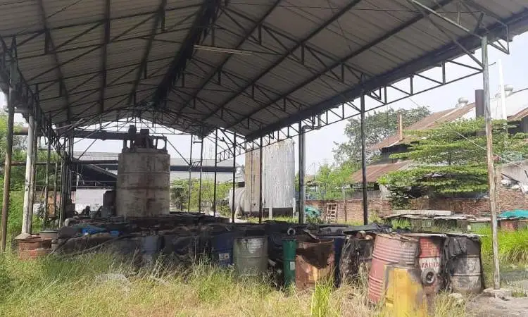 Perusahaan pembuang limbah bahan berbahaya dan beracun (B3) di Desa Pasirsari, Kecamatan Cikarang Selatan, Kabupaten Bekasi, yakni PT NTS didenda sebesar Rp200 juta lantaran beroperasi tanpa izin dan terbukti mencemari lingkungan.