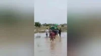 Viral di jejaring media sosial video warga di Muaragembong yang hendak memakamkan jenazah ke TPU melewati area pesawahan banjir dan berlumpur