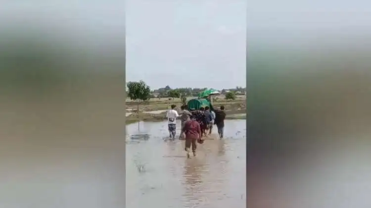 Viral di jejaring media sosial video warga di Muaragembong yang hendak memakamkan jenazah ke TPU melewati area pesawahan banjir dan berlumpur