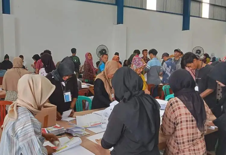 Komisi Pemilihan Umum (KPU) Kabupaten Bekasi melibatkan1.000 orang warga untuk pelaksanaan kegiatan sortir dan lipat surat suara Pemilu 2024