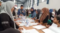 Pj Bupati Dani Ramdan saat meninjau dan berdialog dengan petugas sorlip surat suara di Gudang Logistik KPU Kabupaten Bekasi yang terletak di Desa Karangsari, Kecamatan Cikarang Timur, Rabu (17/01).