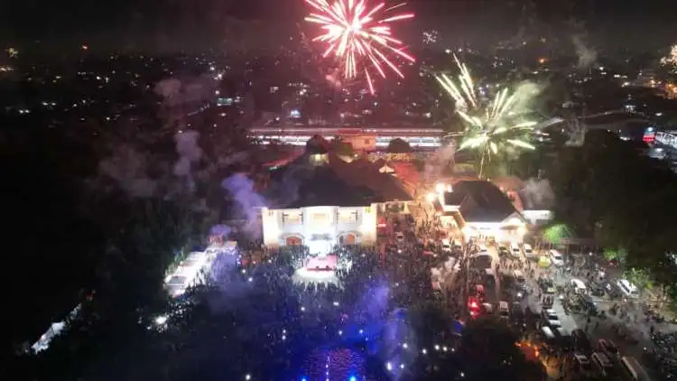 Antusiasme masyarakat menyambut perayaan malam tahun baru dengan menyakasikan atraksi kembang api di pelataran Museum Bekasi - Gedung Juang 45 Tambun Selatan, Kabupaten Bekasi, Senin (01/01).
