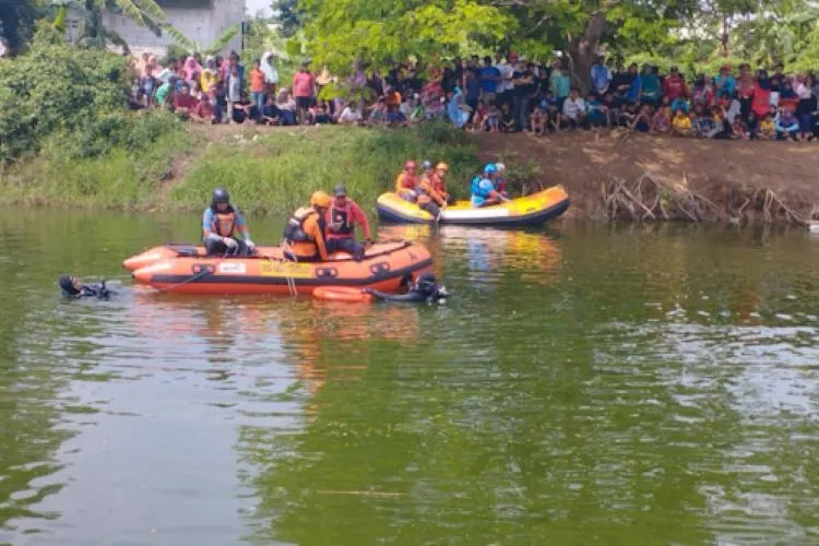 Seorang remaja berinisial ZRP (14) dilaporkan tenggelam di Danau WTP (Water Treatment Plant) Metland Cibitung, Kabupaten Bekasi. Tim SAR gabungan berjibaku mencari korban, Minggu (07/01) siang | Humas Basarnas Jakarta
